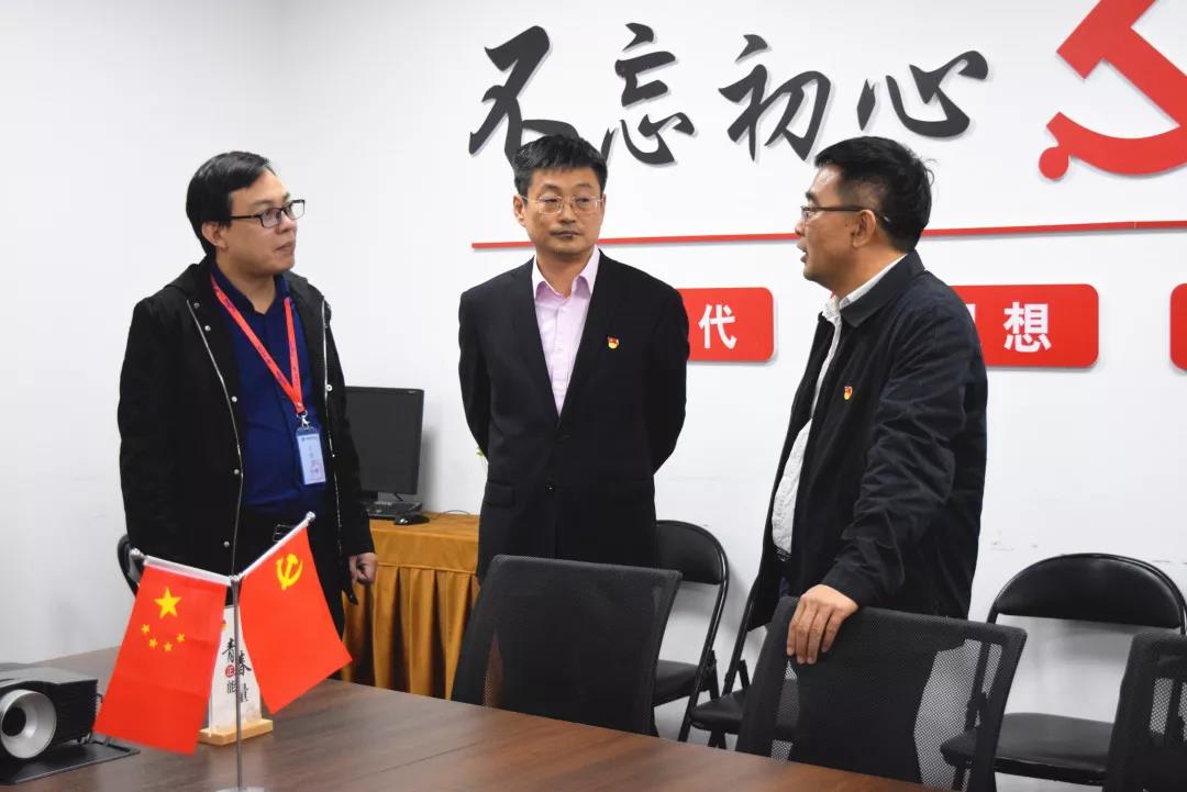 中共安陽市委網(wǎng)信辦主任路玉軍、副主任王曉萌等一行人蒞臨安陽青峰網(wǎng)絡(luò)指導(dǎo)工作