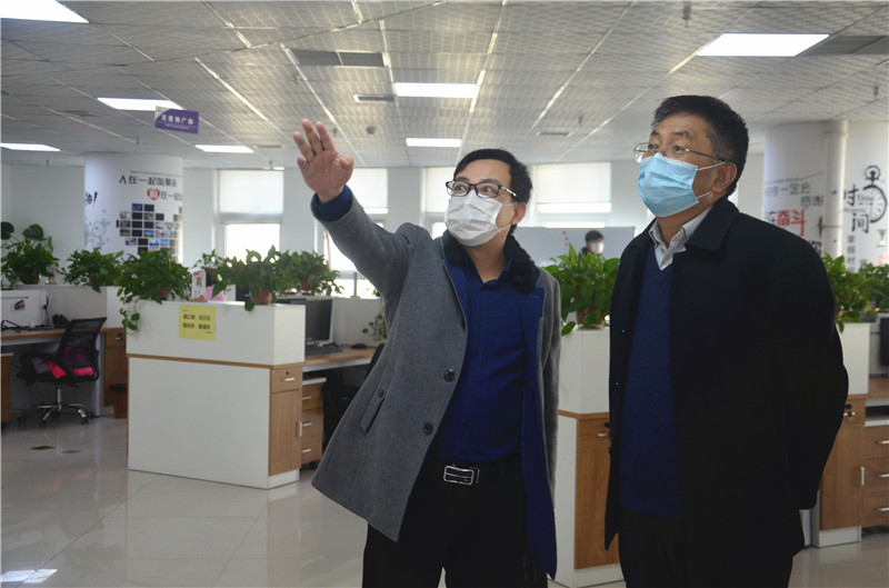 中共安陽市委統(tǒng)戰(zhàn)部副部長、市工商聯(lián)黨組書記郭洪俠一行調研安陽青峰防疫工作和復工復產情況